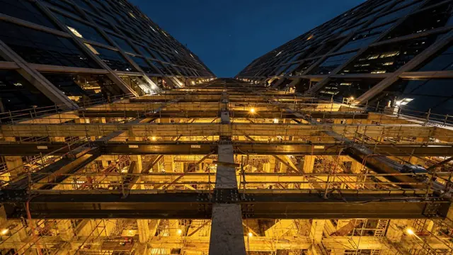 Estructura de una torre en construcción iluminada al anochecer
